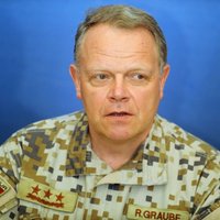 Граубе: министру обороны не обязательно знать военное дело
