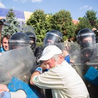 Rumānijā sāk izmeklēt policijas vardarbību pret demonstrantiem
