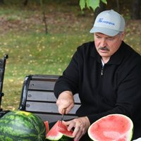 Baltkrievijā aizliedz tirgot alkoholu naktīs; nākamajā dienā Lukašenko aizliegumu atceļ
