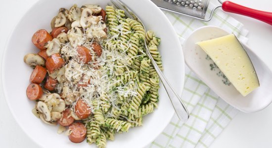 Pilngraudu fusilli ar pikantām desiņām, sēnēm ar pētersīļu pesto