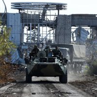 Luhanskā no Krievijas iebraukusi kolonna ar 12 tankiem un 48 bruņutransportieriem