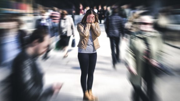 sieviete stress pilsēta cilvēki panikas lēkme 