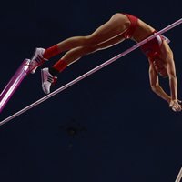 Kārtslēkšanā olimpiskais zelts amerikānietei Sūrai; Isinbajevai bronza