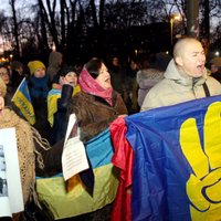 Rīdzinieki zibakcijā izsaka atbalstu Ukrainas protesta akciju dalībniekiem