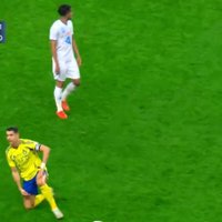 Video: Latvijas tiesnesis Treimanis parāda dzelteno kartīti Ronaldu