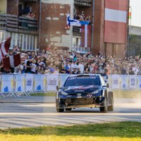 Foto: Cilvēki Liepājā un braucēji pasakainā ainavā izbauda WRC ātrumposmu pilsētas ielās