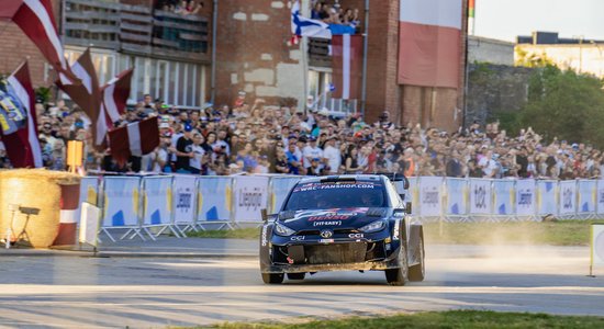 Foto: Cilvēki Liepājā un braucēji pasakainā ainavā izbauda WRC ātrumposmu pilsētas ielās