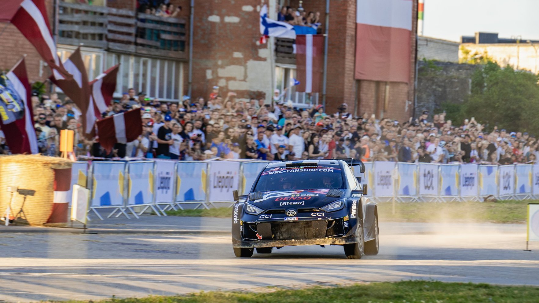 Foto: Cilvēki Liepājā un braucēji pasakainā ainavā izbauda WRC ātrumposmu pilsētas ielās