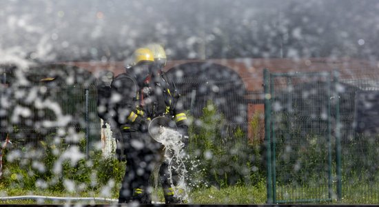 VUGD nodzēsis Liepājā degošo šķeldas kaudzi