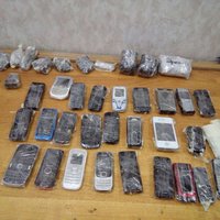 В тюрьму пытались ввезти 34 мобильника и запрещенные таблетки