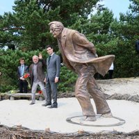 Lietuvas Kuršu kāpās atklāta skulptūra Žana Pola Sartra vizītes piemiņai