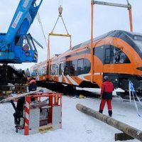 Foto: Igaunijā avarējušo vilcienu ceļ atpakaļ uz sliedēm