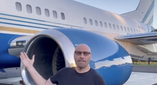 Džons Travolta ieguvis tiesības vadīt lielo '737' aviolaineri