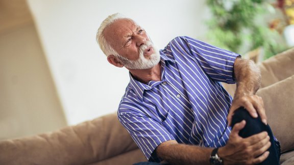 seniors bārda pārslodze ceļu sāpes