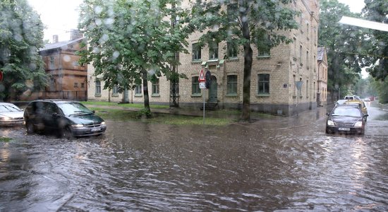 Названы улицы Риги, которые затапливает во время ливня