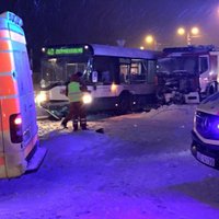 Ugunsdzēsēju transporta un autobusa sadursmē Juglā cietuši četri cilvēki