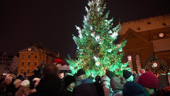 Doma laukumā iededz Rīgas galveno Ziemassvētku egli - 15