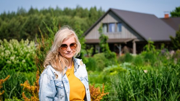 Krāšņs smilgu dārzs un varžu koris. Ieskats brīvdienu mājas "Kamēlijas" dārzā