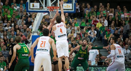 'Eurobasket 2017' pārbaudes spēles: Lietuva dramatiski zaudē Spānijai, Latvijas pirmie pretinieki serbi uzvar grieķus