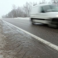 Движение по многим дорогам Латвии осложнено