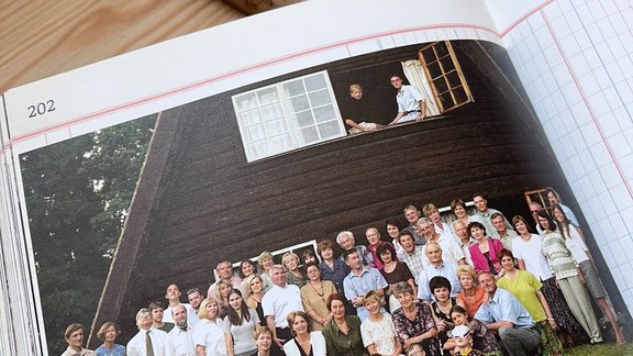 1999. gada Imantu dienas viesi. Gunāra Janaiša foto I. Ziedoņa, A. Berķa grāmatā “No Jāņiem līdz Murjāņiem”.