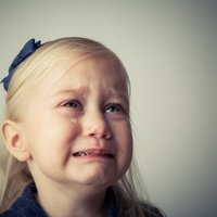Frāzes, ko bērnam nedrīkst teikt raudāšanas laikā
