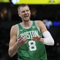 Porziņģim 18 punkti, 'Celtics' joprojām nepārspēta savā laukumā