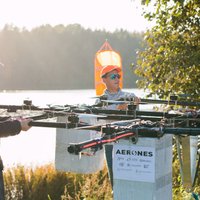 'Aerones' drons testos vilcis veikbordistu ar ātrumu 70 kilometri stundā
