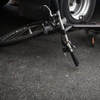 Olainē auto notriec velosipēdistu; policija meklē aculieciniekus