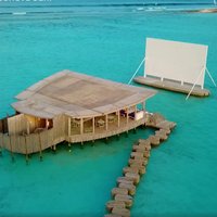 Video: Kinoteātris Maldīvu salās, kas izveidots uz ūdens