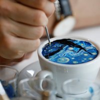 Barista kafijas putās rada slavenu mākslinieku gleznu reprodukcijas