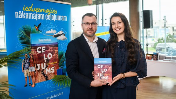 Foto: Iznāk krāšņa latviešu ceļotāju Alīnas un Jēkaba Andrušaitu grāmata