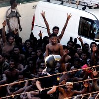 Foto: Spānijas Seutā ielauzušies 600 Āfrikas migranti