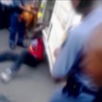 Skandāls Dienvidāfrikā: policija pa ielu vilkusi automašīnai pieķēdētu vīrieti
