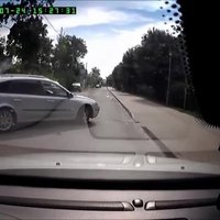 Video: Autovadītājs Siguldā izraisa avārijas situāciju