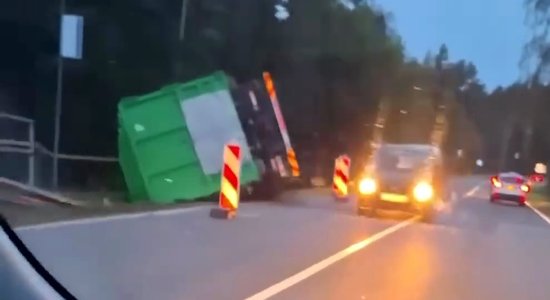 Video: Naktī Ulbrokā no ceļa nobraucis un apgāzies kravas auto