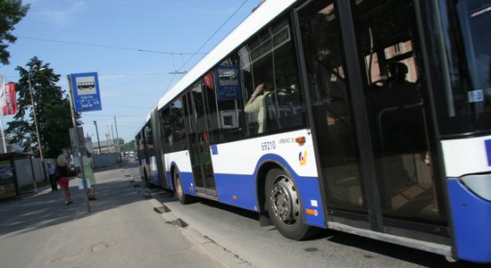 Rīgas centrā 30. autobuss sadūries ar 'Range Rover'