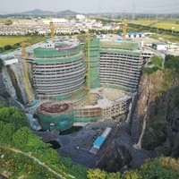 ВИДЕО. В Китае строят роскошный отель в заброшенной шахте