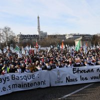 Parīzē demonstranti pieprasa saīsināt ETA locekļu cietumsodu termiņus