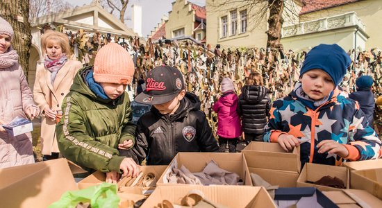 Foto: Kā cilvēki visā Latvijā sien maskēšanas tīklus Ukrainas aizstāvjiem