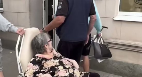 74-летнюю пенсионерку в инвалидном кресле несут на языковой экзамен. Видео из Даугавпилса набирает миллионы
