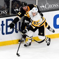 Bļugers un 'Penguins' pagarinājumā zaudē 'Bruins'