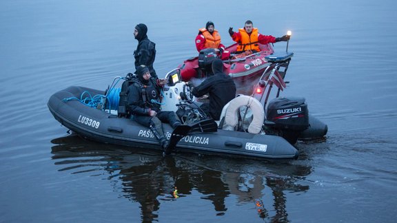 Daugavā meklē iebraukušo auto - 3