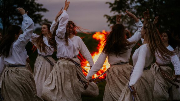 Noskaties! JDK "Jundari" izdejo saulgriežu maģiju jaunā video "Raganiņa"