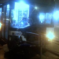 Foto: Satiksmes autobuss ietriecas ceļa nožogojumā Juglā