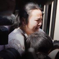 Aizkustinoši kadri: Ģimene Ķīnā atrod pirms 24 gadiem pazudušu meitu