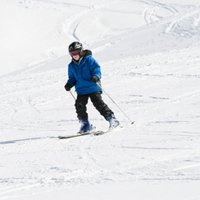 'Milzkalnā' meitene saskrienas ar slēpošanas instruktoru un lauž apakšstilbu
