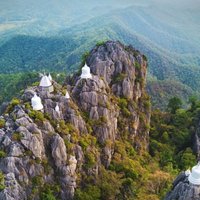 Maģiskie tempļi Taizemē, kas satupuši uz klints malas