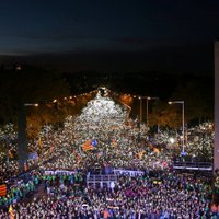 Tūkstošiem cilvēku demonstrācijā Barselonā prasa Katalonijas līderu atbrīvošanu