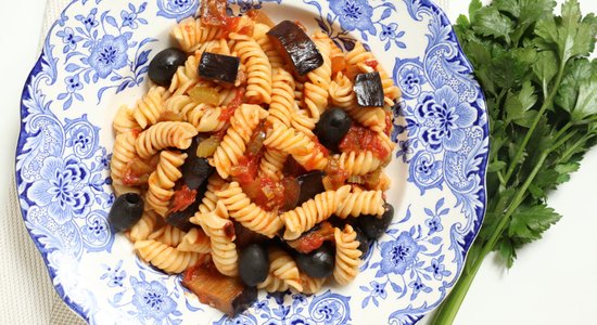 Fusilli pasta ar baklažāniem pikantā tomātu mērcē